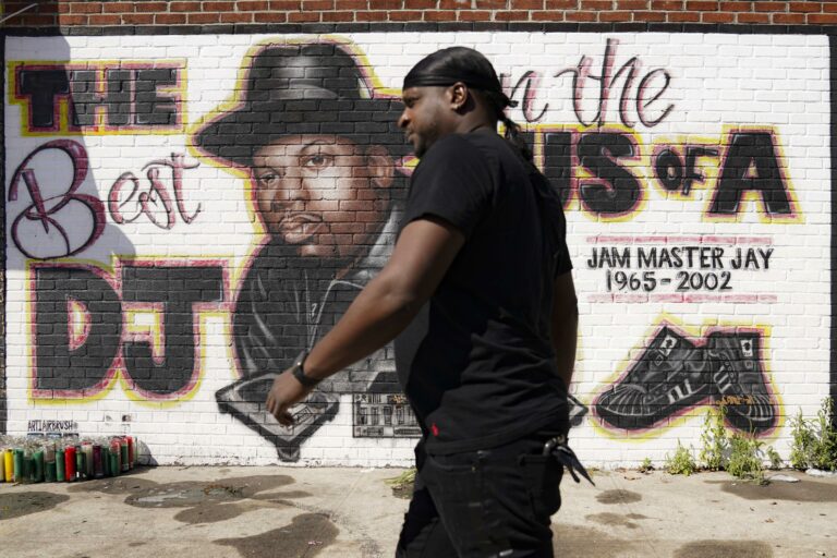 AP Photo/John Minchillo