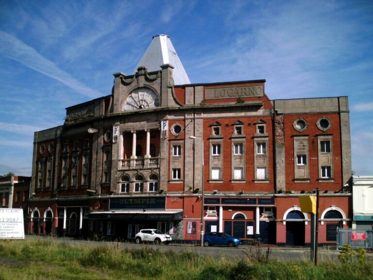 Rodhullandemu [CC BY-SA 4.0 or GFDL] from Wikimedia Commons