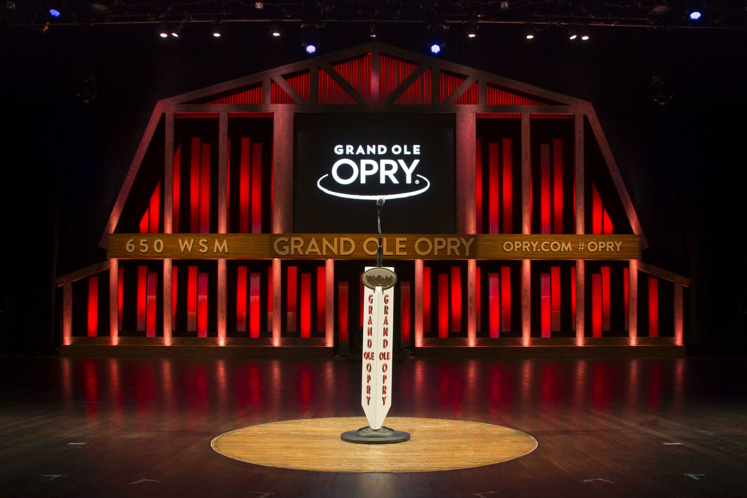 Grand Ole Opry / Chris Hollo