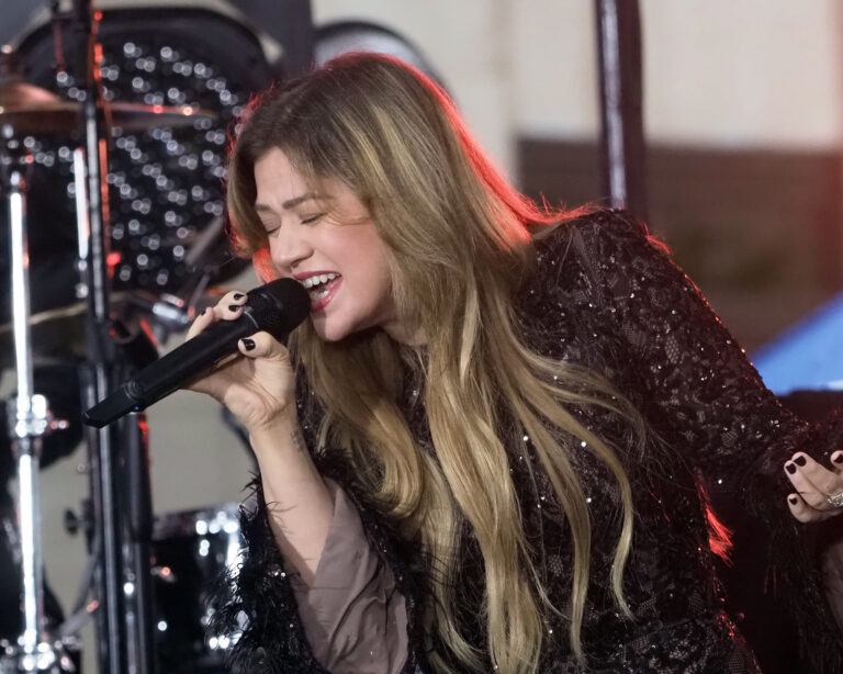 Kelly Clarkson Performs On "Today"