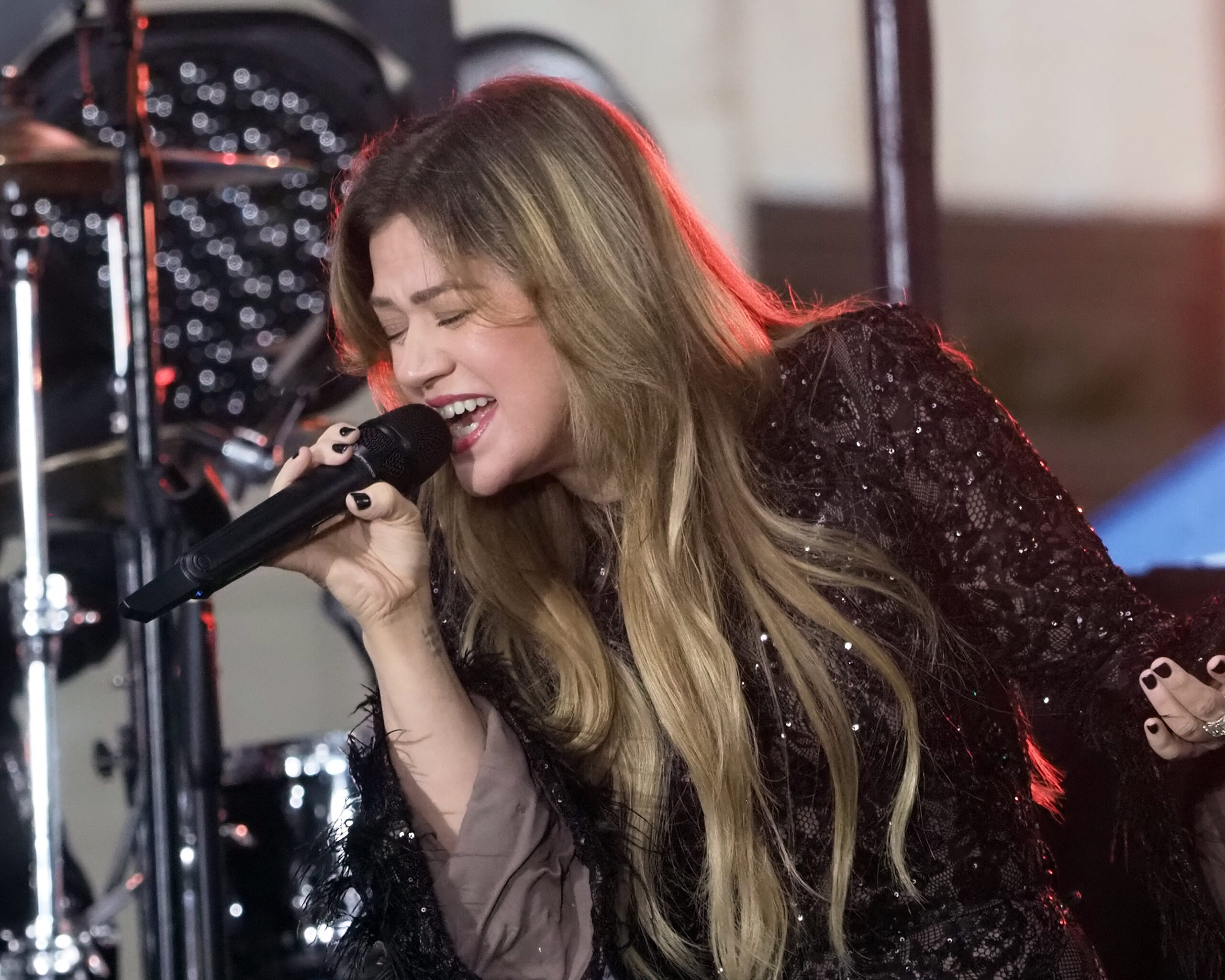 Kelly Clarkson Performs On "Today"