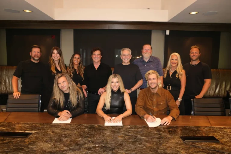 TheBandPerry P SigningPhoto 20250716 EGerlock BMLGowns BM2 2841 EditEGv2 FNL