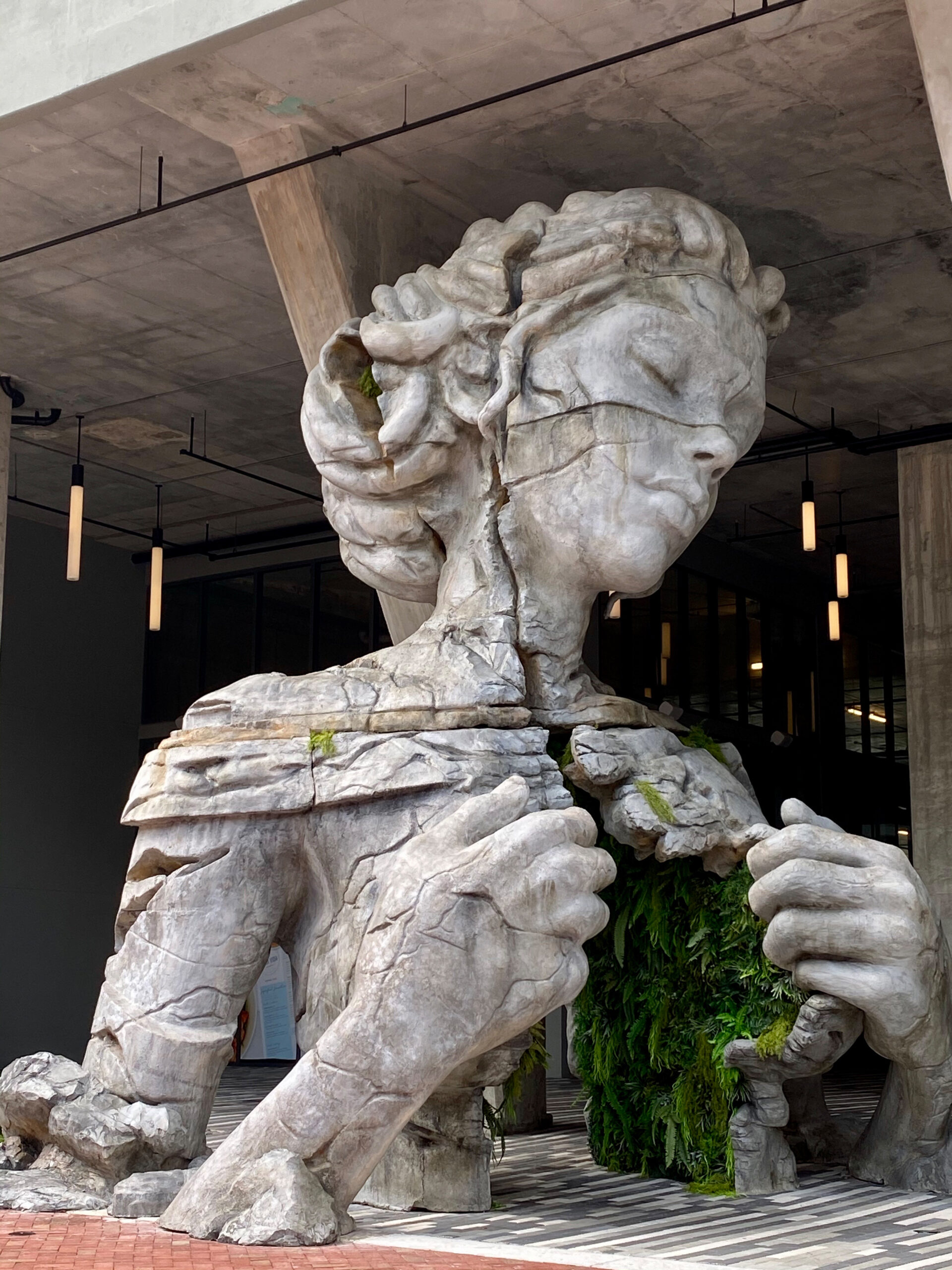 25 BWD 0935 Pollstar ThriveStatue