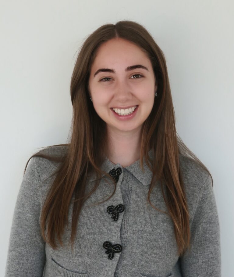 Ali Saunders Headshot