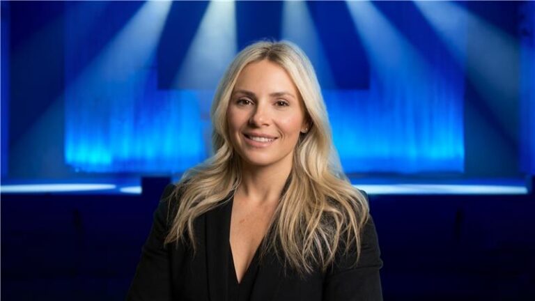 VENU SarahR headshot screen