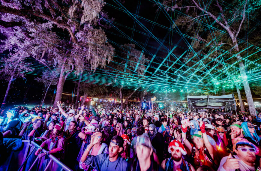 Copy of HULA25 1030 taragracerfoto crowd 4