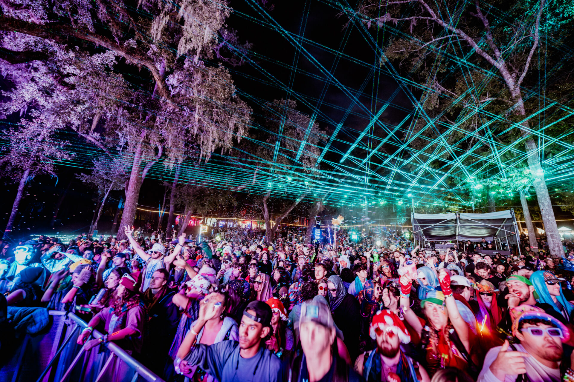 Copy of HULA25 1030 taragracerfoto crowd 4