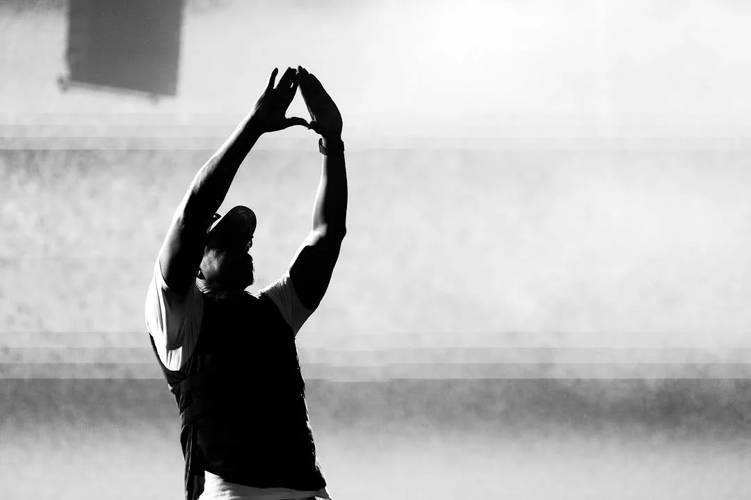 JAŸ Z throwing up the ROC (Courtesy of Roc Nation)