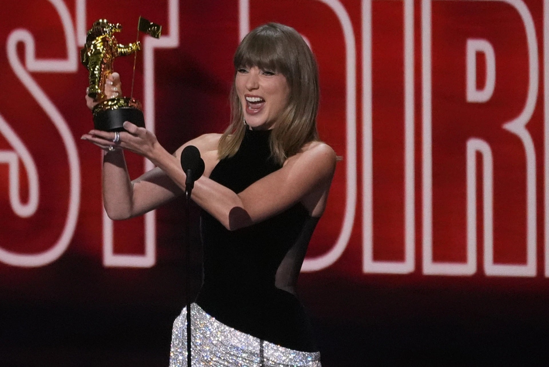Taylor Swift Makes MTV VMAs History, Dedicates Top Award to Dolly Parton